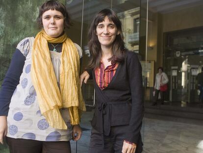 Enara Goikoetxea (a la izquierda) e Irurre Telleria, ayer en el centro donostiarra Koldo Mitxelena.
