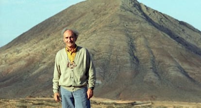 Chillida, a finales de los ochenta ante la monta&ntilde;a de Tindaya.