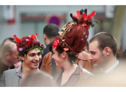 Pareja celebrando la no petición de matrimonio, una ceremonia que se realiza durante el festival