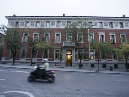 Fachada del edificio de la Real Academia Española.