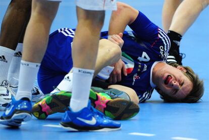 El francés Xavier Barachet se duele en el suelo durante el partido contra Túnez.