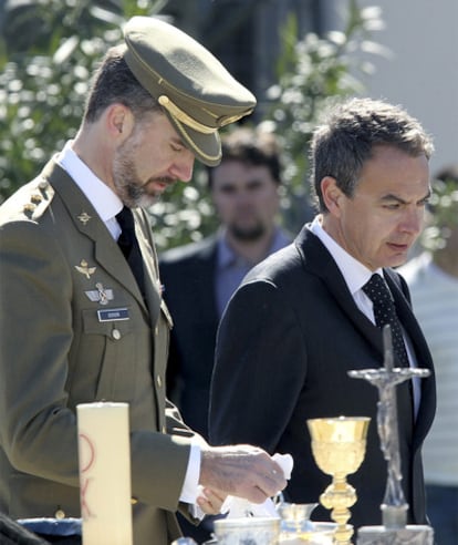 El príncipe Felipe y el presidente del Gobierno, José Luis Rodríguez en el funeral de los militares fallecidos en la Academia de Ingenieros de Hoyo de Manzanares.