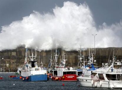 OLAS CONTRA ASTURIAS. Olas gigantescas rebasaron el dique del puerto de Cudillero (Asturias).
