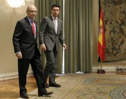 Los ministros de Hacienda, Cristóbal Montoro (izda), e Industria, José Manuel Soria.