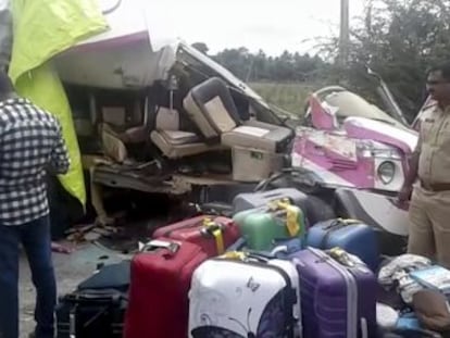 El conductor del vehículo, indio, también ha fallecido. A bordo del microbús viajaban 13 españoles