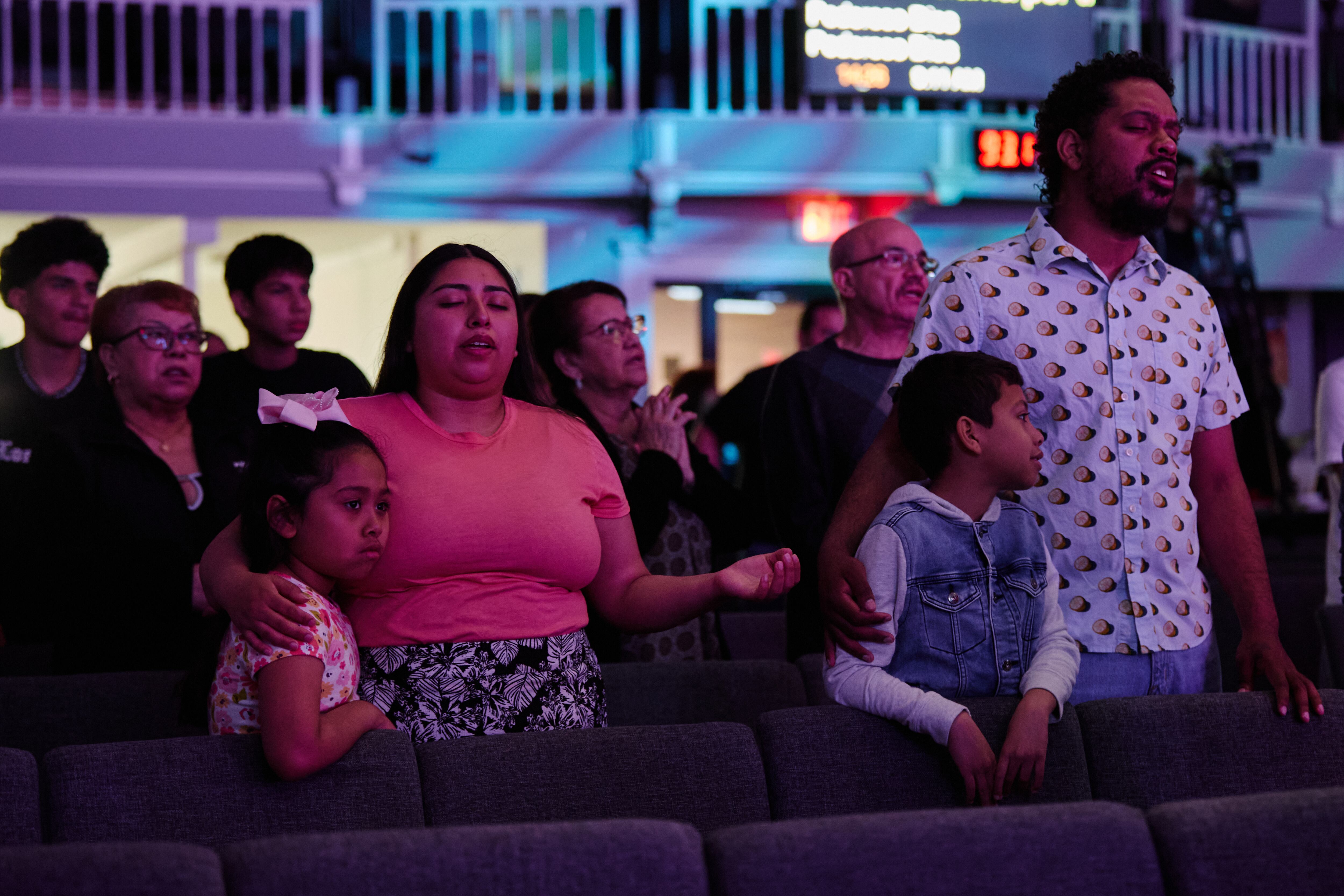 Una familia durante el servicio en la Iglesia Nueva Vida de Chicago.