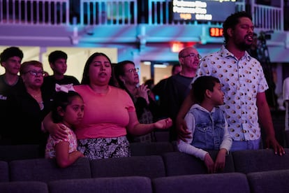 Una familia durante el servicio en la Iglesia Nueva Vida de Chicago.