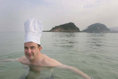 Martín Berasategui se baña en la bahía donostiarra con el gorro de cocinero, en una imagen tomada en septiembre de 2004. San Sebastián, su ciudad natal, es una de las grandes debilidades vitales del cocinero. En 2005 consiguió que le concedieran el Tambor de Oro de la ciudad, el mayor galardón que concede el Consistorio. "Es el premio que más ilusión me ha hecho en la vida", suele repetir el chef.