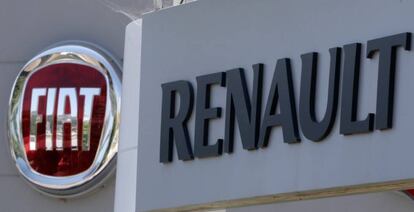 Logotipos de Fiat y Renault, en la ciudad francesa de Niza.