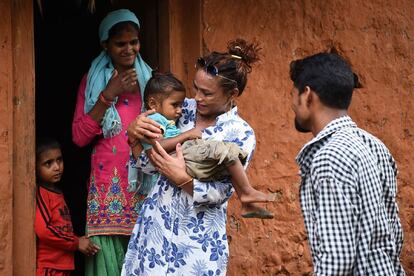 Monika Shahi Nath Yogi con los hijos y la primera mujer de su marido en Kai Pani (Nepal).