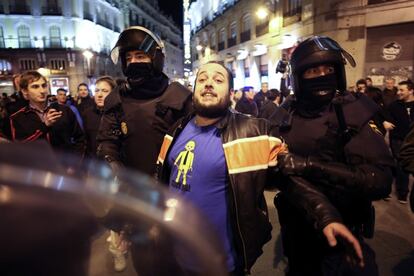 La policía detiene a un manifestante en la Puerta del Sol.