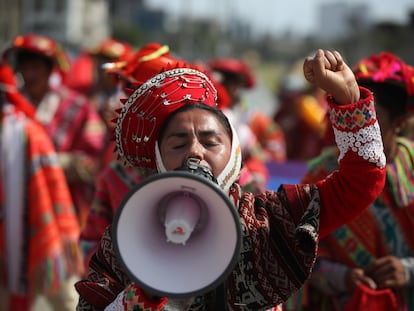 Indígenas de la población cuzqueña de Ollantaytambo participaban el día 26 en una manifestación en Lima contra la presidenta Dina Boluarte.