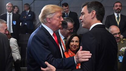 Donald Trump cumprimenta Pedro Sánchez durante a cúpula da OTAN em julho passado, em Bruxelas