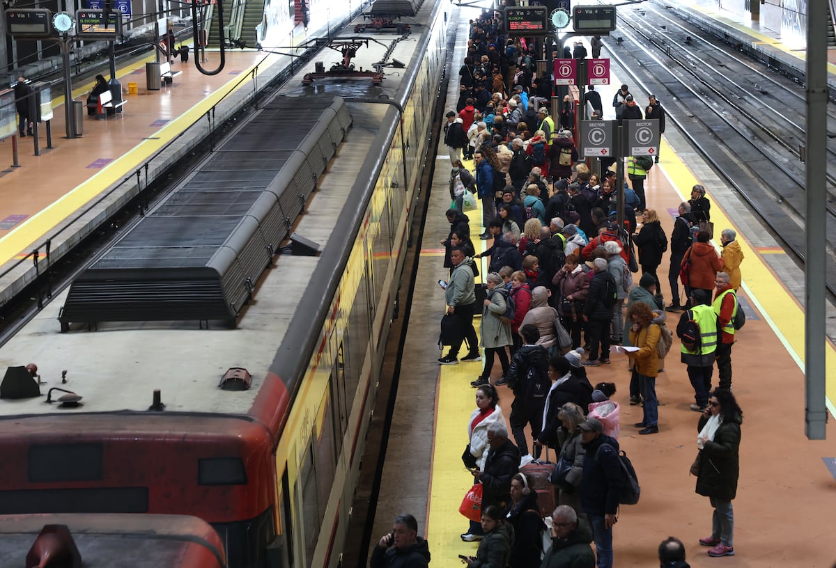 Una avería en Atocha, ya solucionada, provoca el caos en casi toda la red de Cercanías en plena hora punta: “El tren va a trompicones”