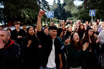 Colectivos de trabajadores de la Universidad Complutense, se concentran este martes ante el Rectorado para reclamar mejores condiciones de jubilación, y para protestar contra los recortes en la universidad.