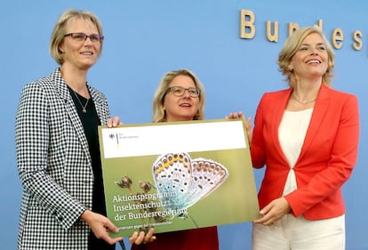 Las ministras de Educación e Investigación, Anja Karliczek (izquierda), la de medio ambiente (centro), Svenja Schulze y la de Agricultura y Alimentación, durante la presentación del programa de protección para los insectos el miércoles en Berlín.