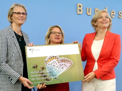 Las ministras de Educación e Investigación, Anja Karliczek (izquierda), la de medio ambiente (centro), Svenja Schulze y la de Agricultura y Alimentación, durante la presentación del programa de protección para los insectos el miércoles en Berlín.