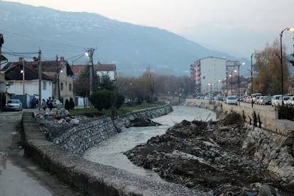 Dividida por el río Pena, Tetovo es la ciudad de Macedonia del Norte con mayores indices de contaminación por partículas finas, que afectan al aparato respiratorio y pueden desencadenar infartos y cáncer de pulmón. Las urbes de los Balcanes al menos triplican durante todo el año las recomendaciones de 10 mg/m3 de la OMS. En invierno, además, todo se dispara: se superan los 200 mg/m3. Eli Peseva, de la iniciativa O2, asegura que los últimos datos que ha obtenido son de 3.580 muertes anuales en Macedonia por enfermedades relacionadas con la contaminación en el aire.