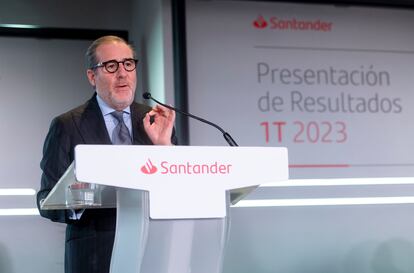 El consejero delegado, Héctor Grisi, interviene durante la presentación de los resultados del primer trimestre del 2023, en la Ciudad Grupo Santander, en Boadilla del Monte (Madrid), este martes.