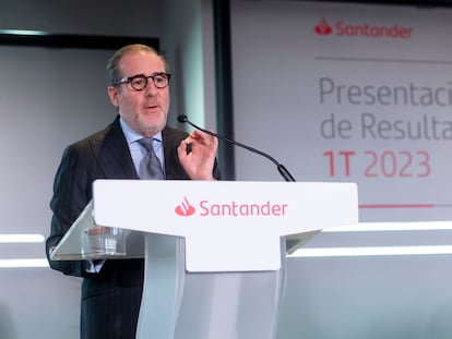 El consejero delegado, Héctor Grisi, interviene durante la presentación de los resultados del primer trimestre del 2023, en la Ciudad Grupo Santander, en Boadilla del Monte (Madrid), este martes.