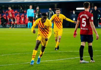 Ilaix Moriba celebra su gol, el segundo del Barcelona en Pamplona.