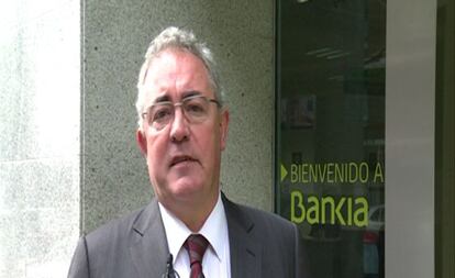 El consejero delegado de Bankia, Franscisco Verdú, en una oficina con la nueva imagen.