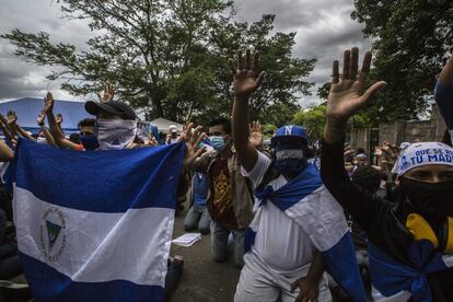 Grupo de amigos e familiares rezam na entrada de El Chipote, o centro para onde são levados os detidos nos protestos.