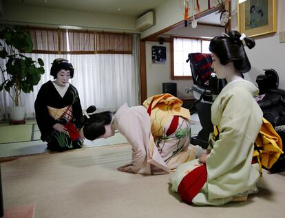 Un grupo de geishas se prepara para su trabajo.