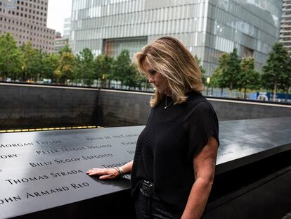 Terry Strada, que quedó viuda en los ataques del 11 de septiembre, este jueves en el monumento conmemorativo en Nueva York.