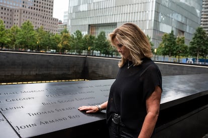 Terry Strada, que quedó viuda en los ataques del 11 de septiembre, este jueves en el monumento conmemorativo en Nueva York.