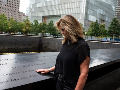 Terry Strada, que quedó viuda en los ataques del 11 de septiembre, este jueves en el monumento conmemorativo en Nueva York.