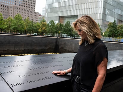 Terry Strada, que ficou viúva nos ataques de 11 de setembro, na quinta-feira, no monumento comemorativo em Nova York.