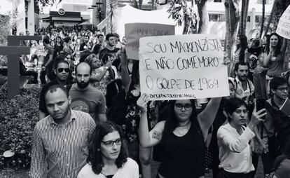 Manifestantes durante ato contra a ditadura militar, no interior da Universidade Mackenzie