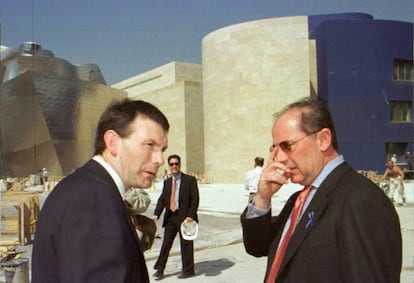 El lehendakari Juan José Ibarretxe y Rodrigo Rato en la explanada del museo.