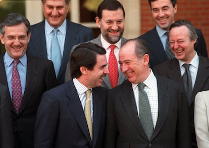 Foto de familia del Gobierno español tras el consejo de ministros, para recibir al nuevo ministro de Trabajo, Juan Carlos Aparicio (que no aparece en la foto). En la imagen, de izquierda a derecha: Rafael Arias Salgado, ministro de Fomento (segunda fila); Jesús Posada, ministro de agricultura (fila de atrás); José María Aznar, presidente del Gobierno (riéndose enla primera fila); Mariano Rajoy, ministro de Educación y Cutura (segunda fila); Rodrigo Rato, vicepresidente segundo y ministro de Economía riéndose con Aznar en la primera fila; Ángel Acebes, ministro de Administraciones Públicas (fila trasera) y Josep Piqué, ministro de Industria y portavoz del Gobierno (segunda fila). 25 de febrero de 2000.