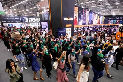 As universitárias de Guadalajara (México) reproduziram na Feira Internacional do Livro da cidade os protestos chilenos contra a violência machista: “Fora os assediadores da UDG [Universidade de Guadalajara]”.