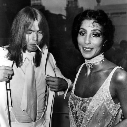 <p>El 30 de junio de 1975, cuatro días después de cerrar el proceso de divorcio con Sonny, Cher se casó en Las Vegas con el músico Gregg Allman. </p> <br> <p> <p>Nueve días después, la diva de la canción solicitaba el divorcio por los problemas de adicciones del cofundador de The Allman Brothers Band, aunque se reconciliaron al mes siguiente. La pareja tuvo un hijo en 1976, y se separó definitivamente en 1979.</p> <br> <p>