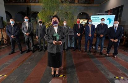 Carla Fibla, en primer término, con su premio. Detrás, autoridades y los periodistas Nicolás Castellano y José Naranjo. 