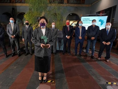 Carla Fibla, en primer término, con su premio. Detrás, autoridades y los periodistas Nicolás Castellano y José Naranjo. 