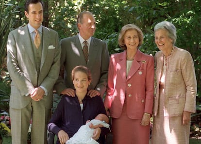 Primera foto oficial de Felipe, en brazos de su madre, con su padre y sus abuelos.