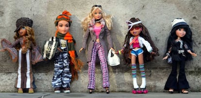 Las Bratz, flanqueando a una muñeca Barbie.