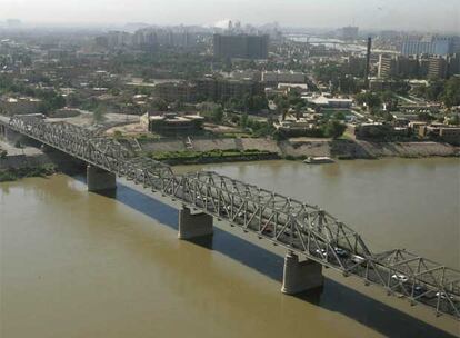 El puente de Sarafiya (en la imagen, vista del puente antes del atentado) es uno de los más antiguos de los muchos que atraviesan el río Tigris para conectar los distintos barrios de Bagdad. Tramos del puente de acero han quedado totalmente destruidos tras la explosión, que también ha afectado a algunos de los edificios situados a ambos lados del río.