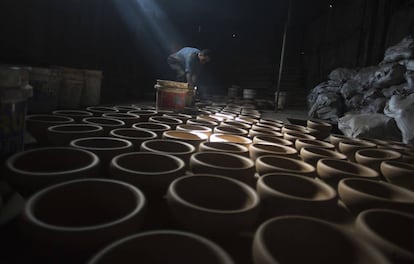 Un trabajador palestino seca la cerámica antes de sacarla a la venta, en un taller de alfarería de Gaza, el 20 de noviembre.