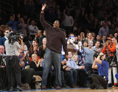 Ewing saluda al público del Madison Square Garden