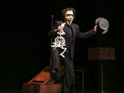 El mago Enric Magoo, durante su actuación en Badalona.