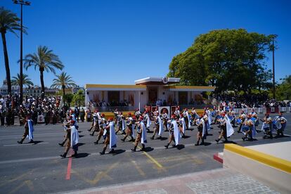 Los Reyes observan el paso de las tropas que han desfilado este sábado en Sevilla.