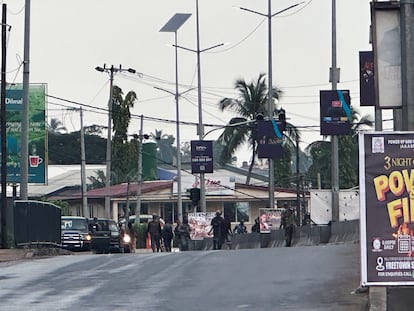 Un grupo de hombres armados encapuchados y con uniforme militar en una calle de Freetown (Sierra Leona) después del ataque a un cuartel militar en esta ciudad, este domingo.