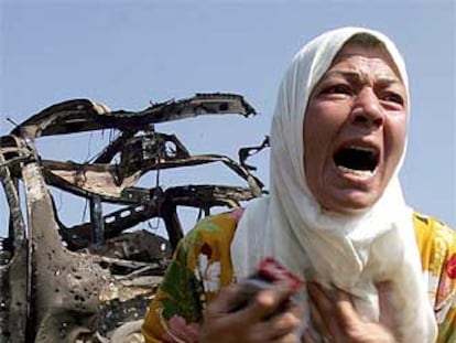 Una mujer libanesa se lamenta delante de un camión destruido por la aviación israelí al sureste de Beirut.