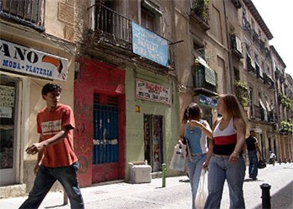 Edificio del número 21 de la calle del Amparo, en el barrio de Lavapiés, incluido en la <i>cirugía urbanística</i> diseñada por el alcalde.