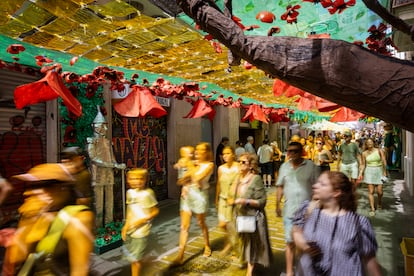 Decoraciones en la calle Fraternitat del barrio de Gràcia, el pasado verano.